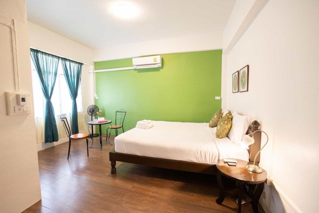 Sleeper House, Trang, Trang