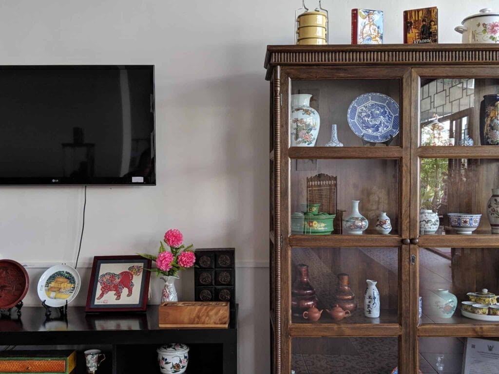 Sleeper House, Trang, Trang